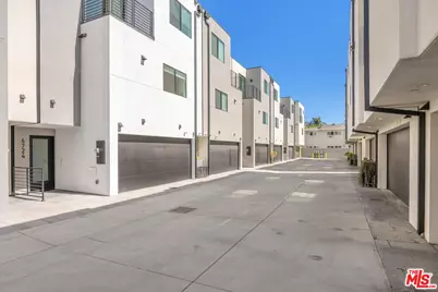 4724 N Village Court Ln, Valley Village, CA 91607 - Photo 22