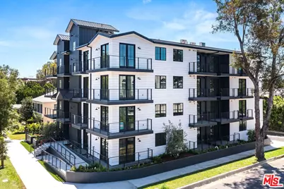 10352 Riverside Dr #103, Toluca Lake, CA 91602 - Photo 2