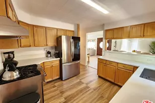 8130 Grimsby Ave, Los Angeles, CA 90045 - Photo 12