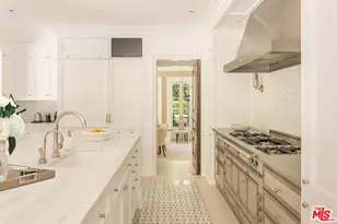 2401 Bowmont Dr, Beverly Hills, CA 90210 - Photo 16