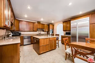 257 S Van Ness Ave, Los Angeles, CA 90004 - Photo 8