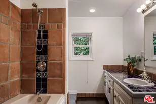 4189 Holly Knoll Dr, Los Angeles, CA 90027 - Photo 32