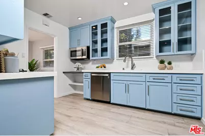 22025 De La Osa St, Woodland Hills, CA 91364 - Photo 16