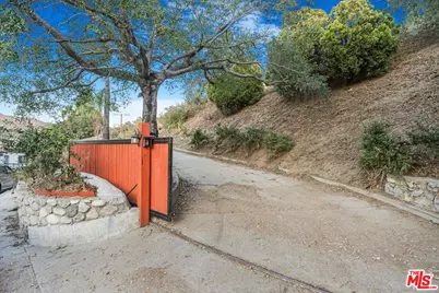 2070 Lilac Ln, Glendale, CA 91206 - Photo 38