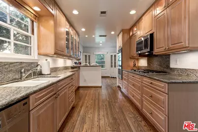 6910 Cantaloupe Ave, Van Nuys, CA 91405 - Photo 14