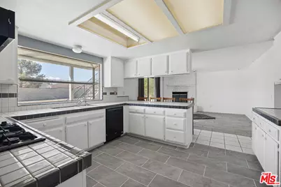 18655 Knollwood Ct, Victorville, CA 92395 - Photo 4