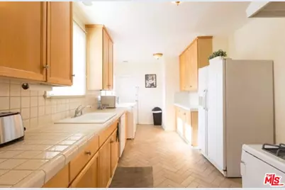 611 N Beachwood Dr, Los Angeles, CA 90004 - Photo 18