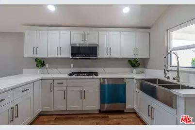 20456 W Strathern St, Winnetka, CA 91306 - Photo 10