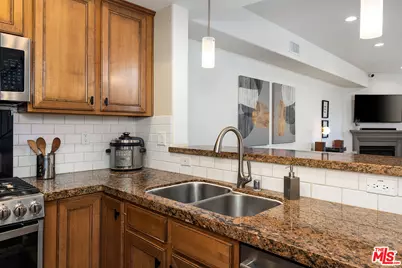 5753 White Oak Ave #7, Encino, CA 91316 - Photo 20