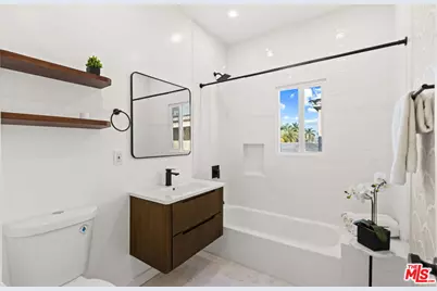 8018 S New Hampshire Ave, Los Angeles, CA 90044 - Photo 12