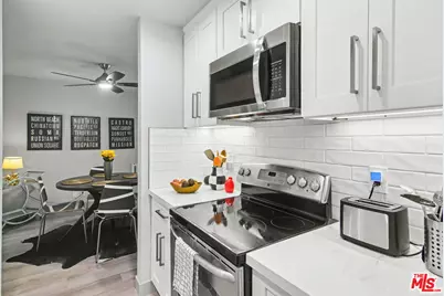 8400 De Longpre Ave #102, West Hollywood, CA 90069 - Photo 10