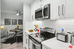 8400 De Longpre Ave, West Hollywood, CA 90069 - Photo 10