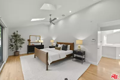 3239 Ledgewood Dr, Los Angeles, CA 90068 - Photo 12
