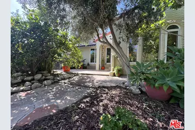 2129 N Beachwood Dr, Los Angeles, CA 90068 - Photo 22