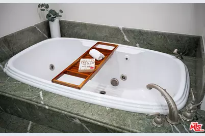 325 N Oakhurst Dr #405, Beverly Hills, CA 90210 - Photo 50