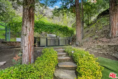 2350 Benedict Canyon Dr, Beverly Hills, CA 90210 - Photo 28