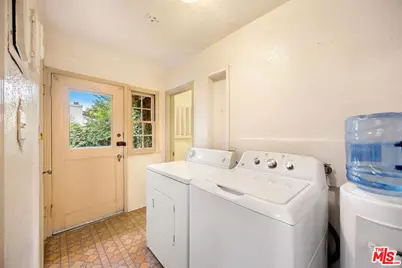 11952 Hesby St, Valley Village, CA 91607 - Photo 10