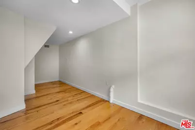 8621 Lookout Mountain Ave, Los Angeles, CA 90046 - Photo 40