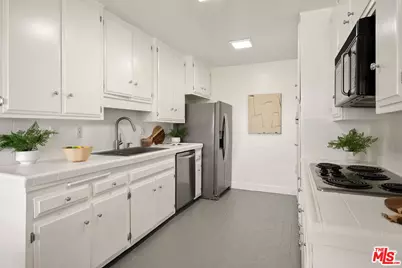 10725 Ohio Ave #2, Los Angeles, CA 90024 - Photo 12