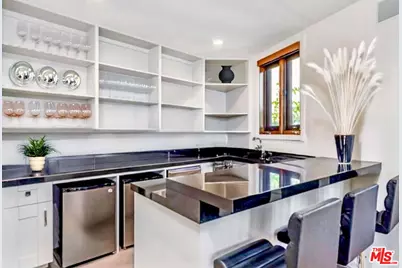 8827 Evanview Dr, Los Angeles, CA 90069 - Photo 12