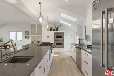 257 Entrada Dr, Santa Monica, CA 90402 - Photo 12