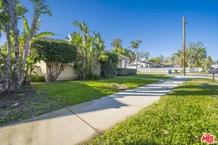 22656 Clarendon St, Woodland Hills, CA 91367 - Photo 2