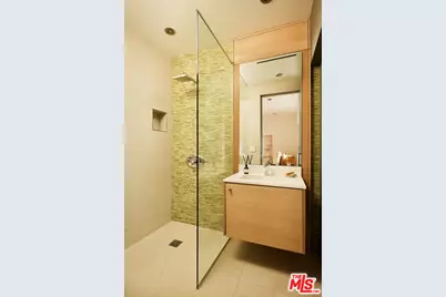 1700 Queens Ct, Los Angeles, CA 90069 - Photo 32