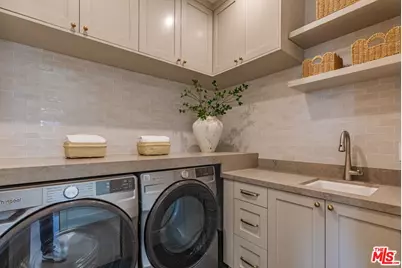 7419 Alverstone Ave, Los Angeles, CA 90045 - Photo 24