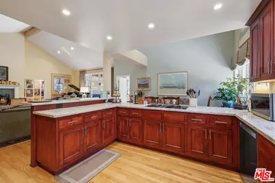 11122 Valley Spring Ln, North Hollywood, CA 91602 - Photo 12