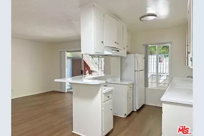 2034 Holly Dr, Los Angeles, CA 90068 - Photo 12