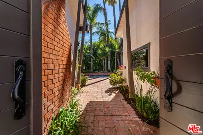 8606 Allenwood Rd, Los Angeles, CA 90046 - Photo 26