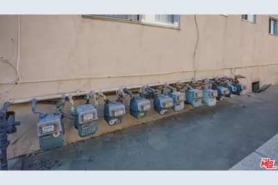 8425 S Western Ave, Los Angeles, CA 90047 - Photo 22