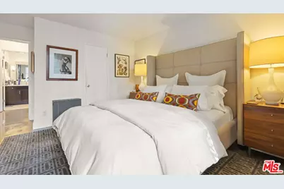 8400 De Longpre Ave #202, West Hollywood, CA 90069 - Photo 18