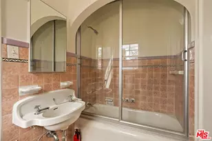 151 N Poinsettia Pl, Los Angeles, CA 90036 - Photo 18