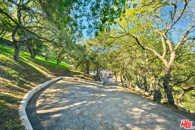 13511 Mulholland Dr, Beverly Hills, CA 90210 - Photo 10