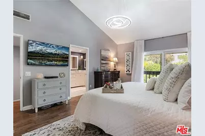 17213 Palisades Cir, Pacific Palisades, CA 90272 - Photo 18