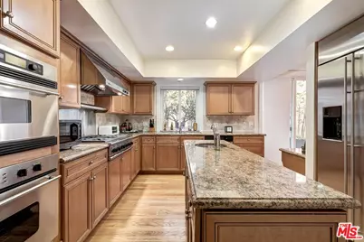 132 S Maple Dr #101, Beverly Hills, CA 90212 - Photo 16