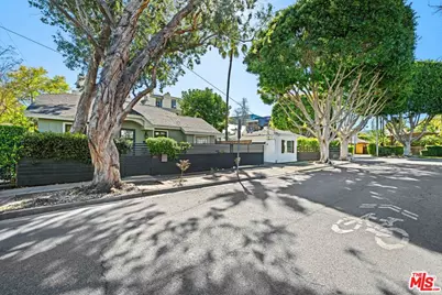 8712 Sherwood Dr, West Hollywood, CA 90069 - Photo 2