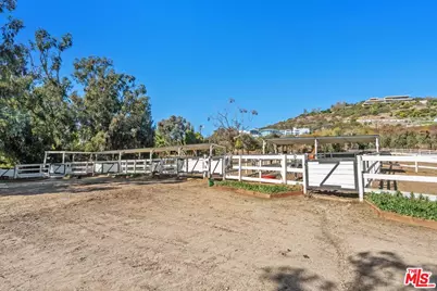 27357 Pacific Coast Hwy, Malibu, CA 90265 - Photo 18