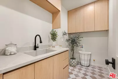 11746 La Maida St, Valley Village, CA 91607 - Photo 26