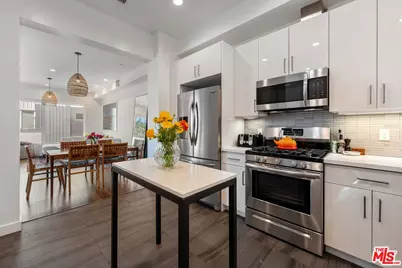 6024 W Beachwood Ln, Los Angeles, CA 90038 - Photo 8