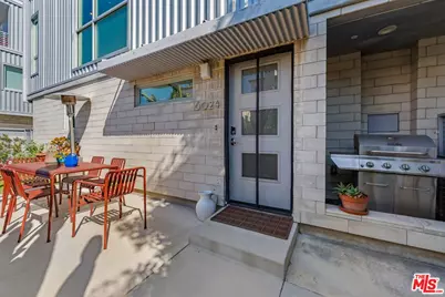 6024 W Beachwood Ln, Los Angeles, CA 90038 - Photo 2