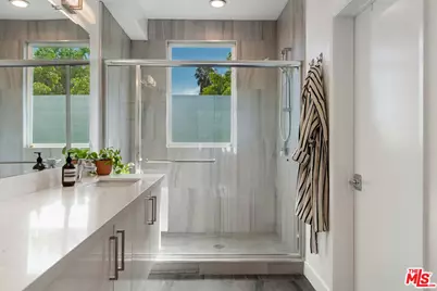 6024 W Beachwood Ln, Los Angeles, CA 90038 - Photo 14