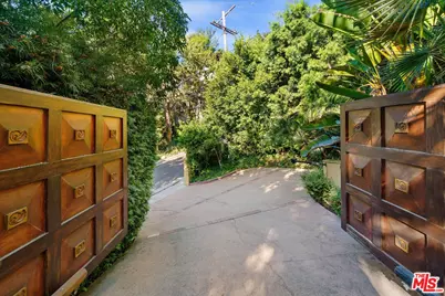 1274 N Clark St, West Hollywood, CA 90069 - Photo 2