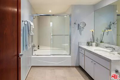 5677 Spreading Oak Dr, Los Angeles, CA 90068 - Photo 22