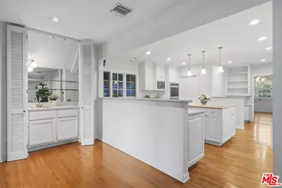 563 Wilcox Ave, Los Angeles, CA 90004 - Photo 10