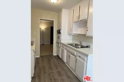 7521 Hampton Ave #210, West Hollywood, CA 90046 - Photo 4