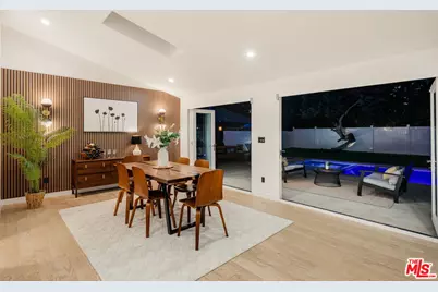 22649 Mulholland Dr, Woodland Hills, CA 91364 - Photo 26