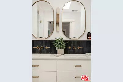 7030 De Longpre Ave, Los Angeles, CA 90028 - Photo 34