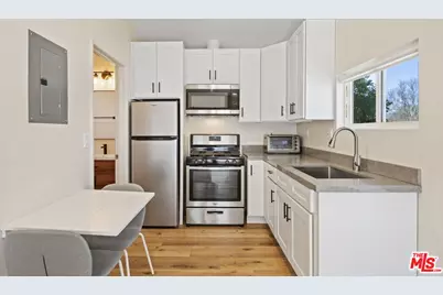 19014 Bessemer St, Tarzana, CA 91335 - Photo 8